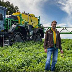 DAMMANN-trac 2800H S5 EcoDrive im Hintergrund