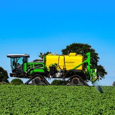 DAMMANN-trac 2800H S5 EcoDrive fährt übers Feld