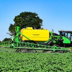 DAMMANN-trac 2800H S5 EcoDrive fährt übers Feld