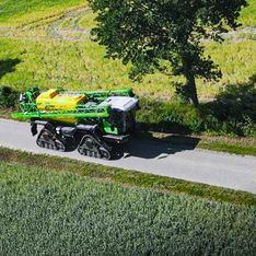 DAMMANN-trac 2800H S5 EcoDrive fährt übers Feld Raupe über eine Straße